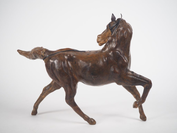 Sujet en cuir "jument". (petits accidents) Dim. 28 X 37 cm.