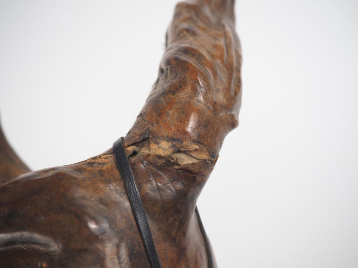 Sujet en cuir "jument". (petits accidents) Dim. 28 X 37 cm.