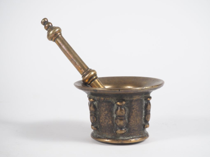 Mortier de style gothique en bronze avec un pilon. H. 11 cm.