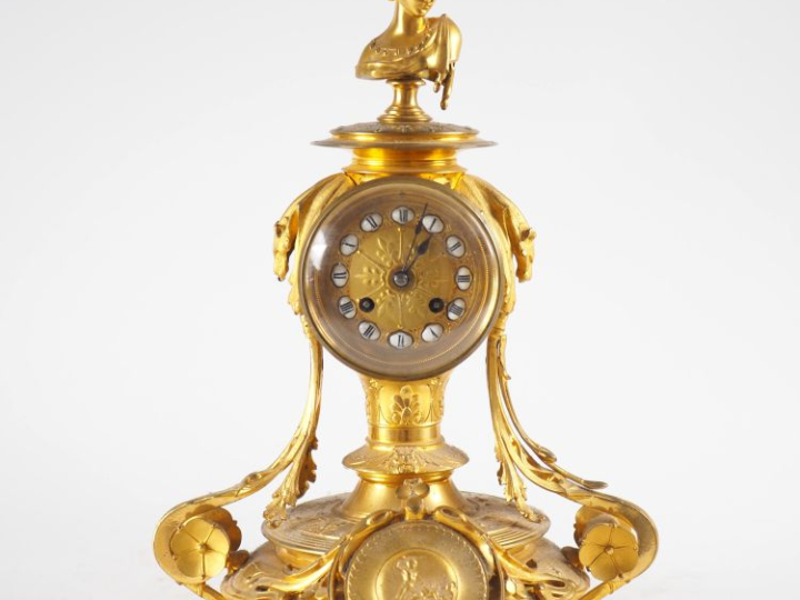 Pendule de cheminée Napoléon III en métal doré et bronze à décor de fe