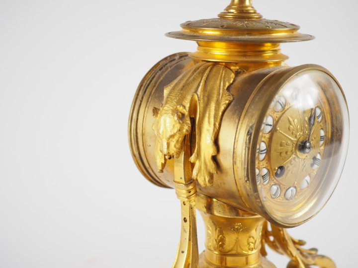 Pendule de cheminée Napoléon III en métal doré et bronze à décor de fe