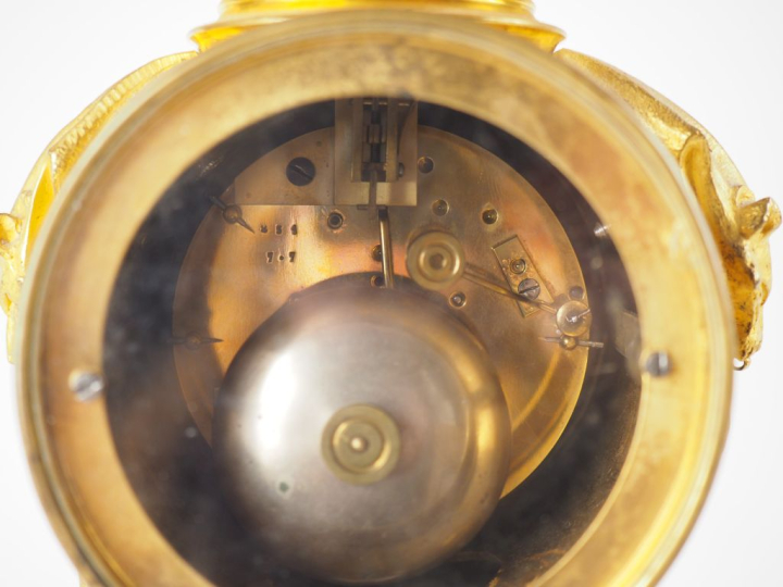 Pendule de cheminée Napoléon III en métal doré et bronze à décor de fe