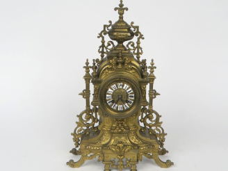Vente aux enchères Pendule de cheminée Napoléon III de style Renaissance en bronze.  H. 4
