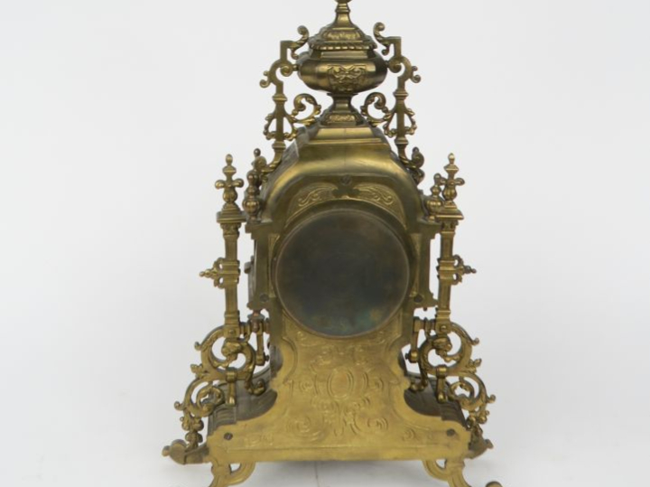 Pendule de cheminée Napoléon III de style Renaissance en bronze.  H. 4