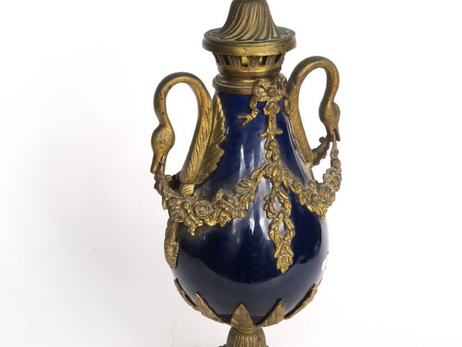 Vase couvert de style Empire en porcelaine bleue de four et bronze à d