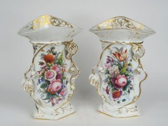 Vente aux enchères Paire de grands vases Napoléon III en porcelaine de Paris, à décor de 