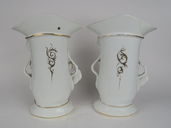 Paire de grands vases Napoléon III en porcelaine de Paris, à décor de 