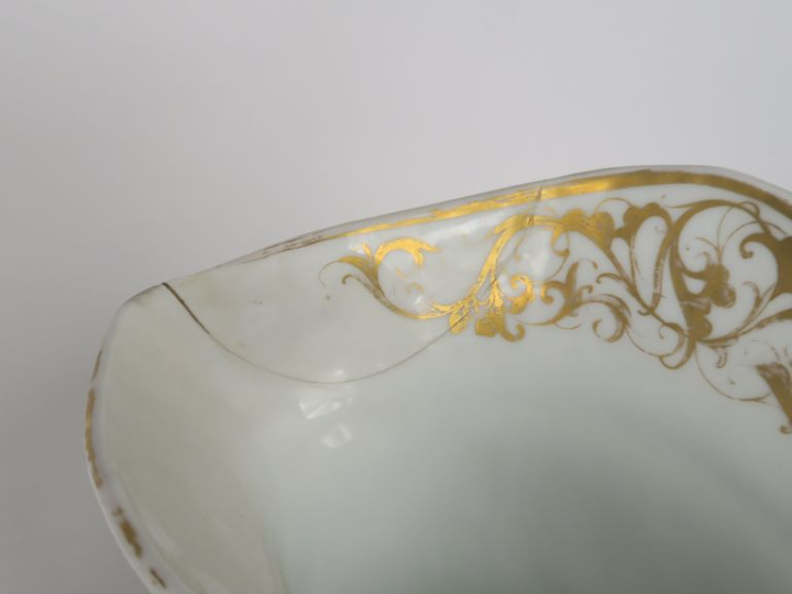 Paire de grands vases Napoléon III en porcelaine de Paris, à décor de 