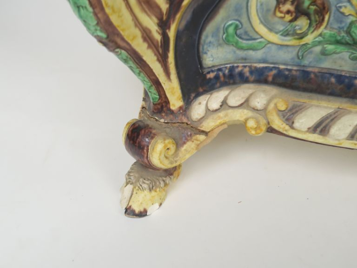 Grande jardinière Napoléon III en faïence fine, à décor polychrome en 