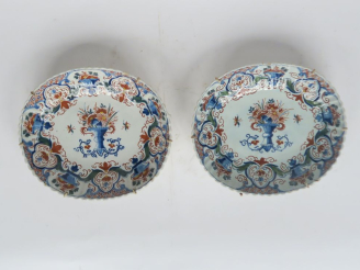 Vente aux enchères Paire de plats XIXème en faience de Delft (restaurés). Dim. 23 x 26 cm