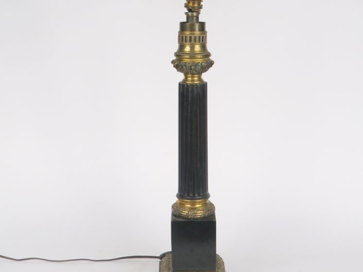 Lampe de bureau de style Empire en métal en forme de colonne corinthie