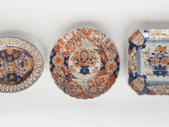 3 différents plats XIXème en porcelaine polychrome d'Imari