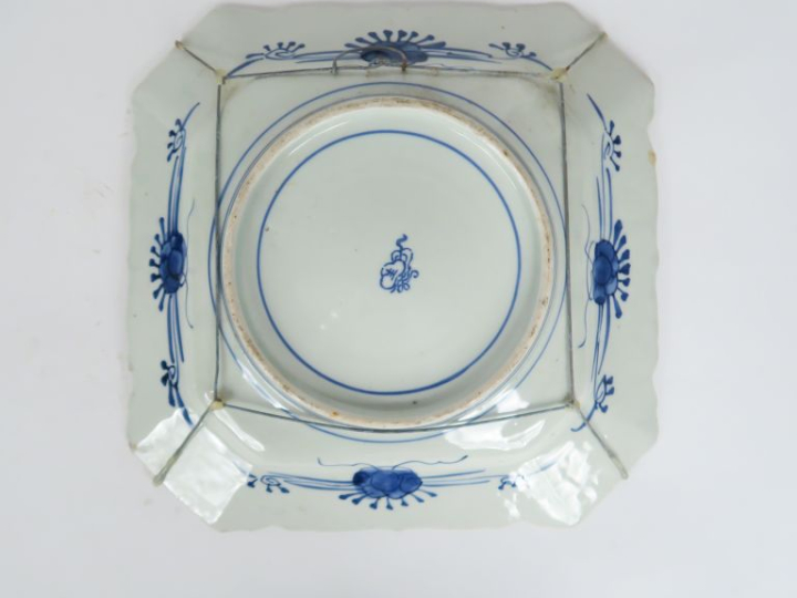 3 différents plats XIXème en porcelaine polychrome d'Imari