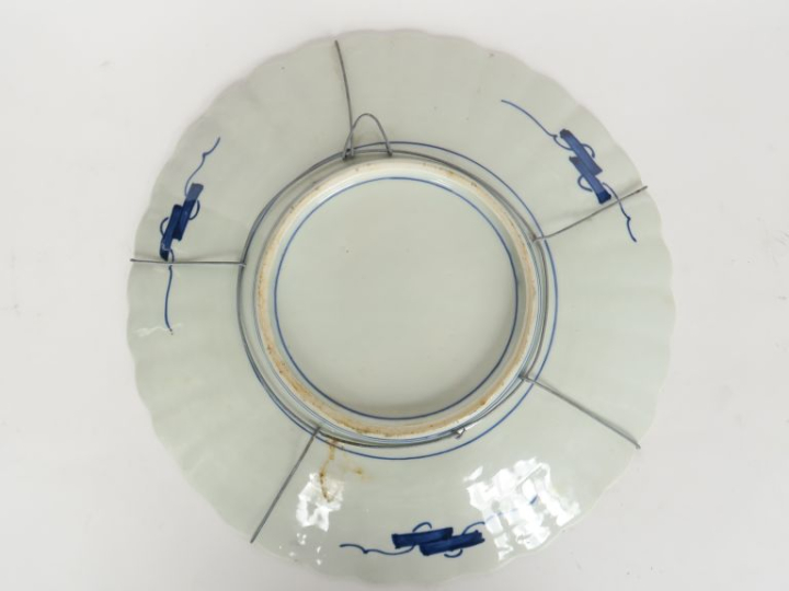 3 différents plats XIXème en porcelaine polychrome d'Imari