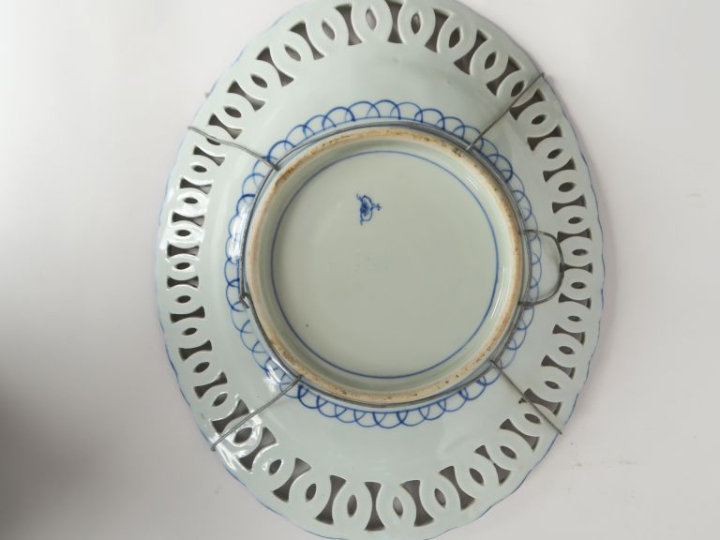 3 différents plats XIXème en porcelaine polychrome d'Imari