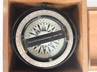 Vente aux enchères Boussole de marine dans son emboitage en acajou.