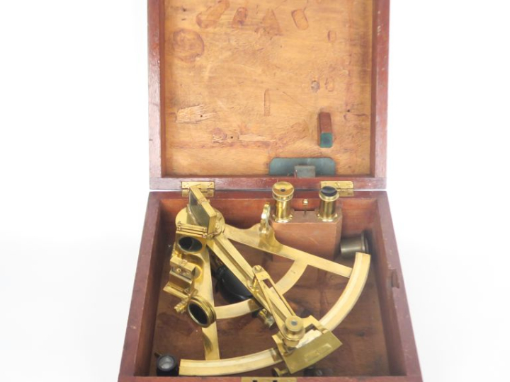 Sextant signé H. Hugues à London dans sa boite avec ses accesoires.