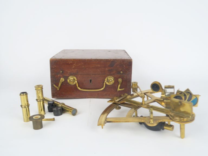 Sextant signé H. Hugues à London dans sa boite avec ses accesoires.