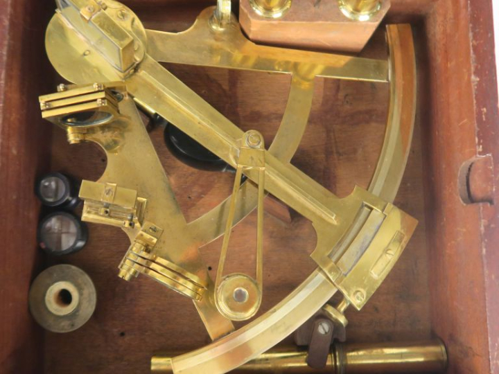 Sextant signé H. Hugues à London dans sa boite avec ses accesoires.