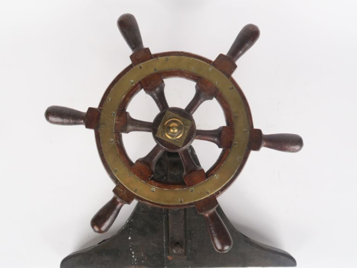 Barre de marine en chêne et laiton.  Diam. De la roue : 46 cm