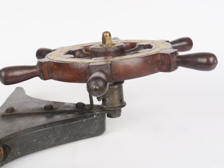 Barre de marine en chêne et laiton.  Diam. De la roue : 46 cm