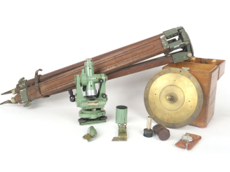 Vente aux enchères Mire avec ses accessoires et un pied.