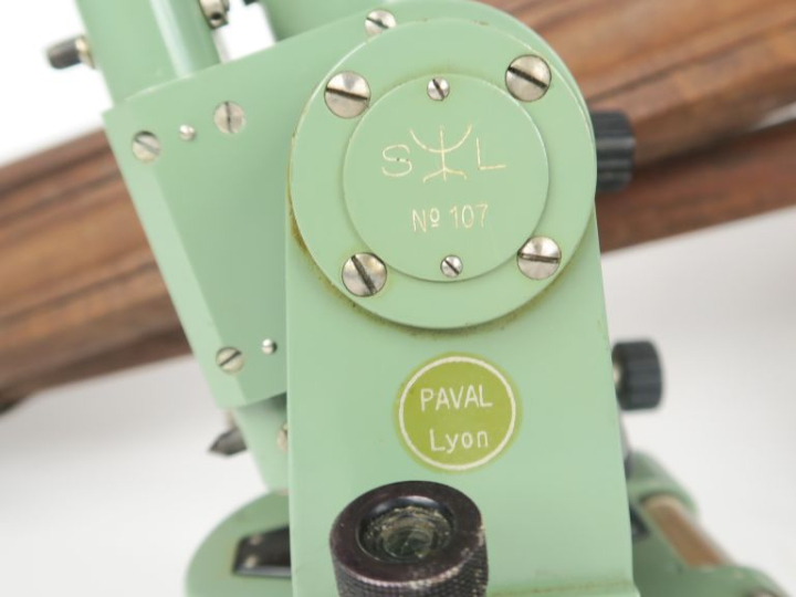 Mire avec ses accessoires et un pied.