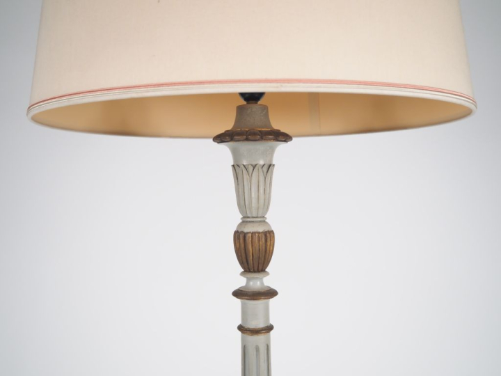 Lampadaire tripode de style Louis XVI en bois laqué gris et patiné.  H