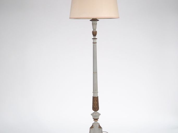 Lampadaire tripode de style Louis XVI en bois laqué gris et patiné.  H