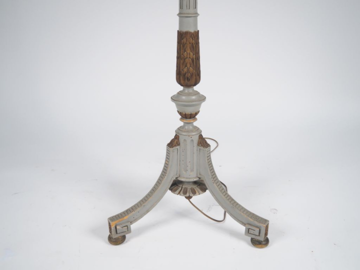 Lampadaire tripode de style Louis XVI en bois laqué gris et patiné.  H