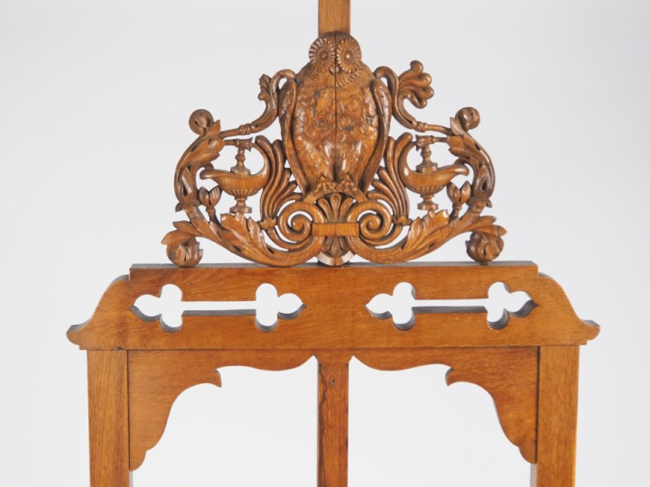 Chevalet XIXème en chêne clair sculpté, à décor de hibou flanqué de de