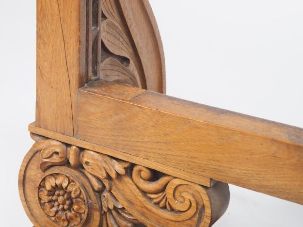 Chevalet XIXème en chêne clair sculpté, à décor de hibou flanqué de de