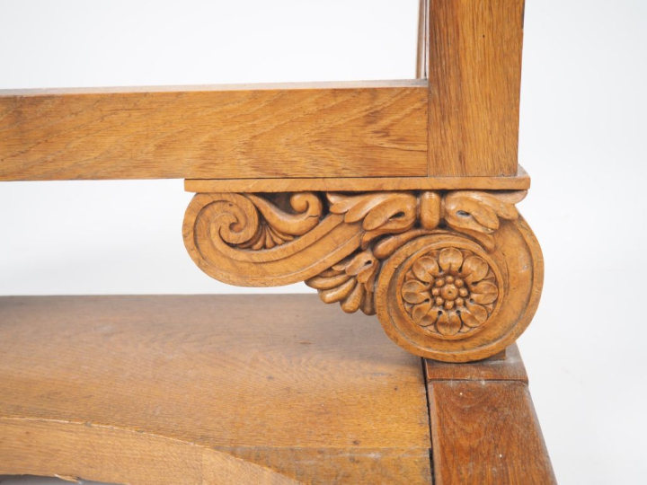 Chevalet XIXème en chêne clair sculpté, à décor de hibou flanqué de de