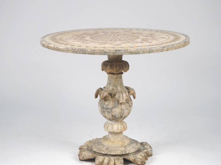 Guéridon Restauration en albatre à décor polychrome et marqueté de pam