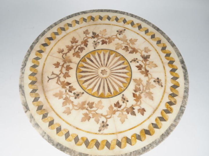 Guéridon Restauration en albatre à décor polychrome et marqueté de pam