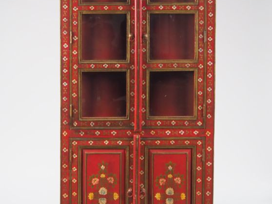 Encoignure vitrée en bois polychrome, à décor de fleurettes.  Dim. 190