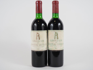 Vente aux enchères 2 BOUTEILLES CHÂTEAU LATOUR 1er GCC PAUILLAC - 1973 - 1 BG/1 LB/EF