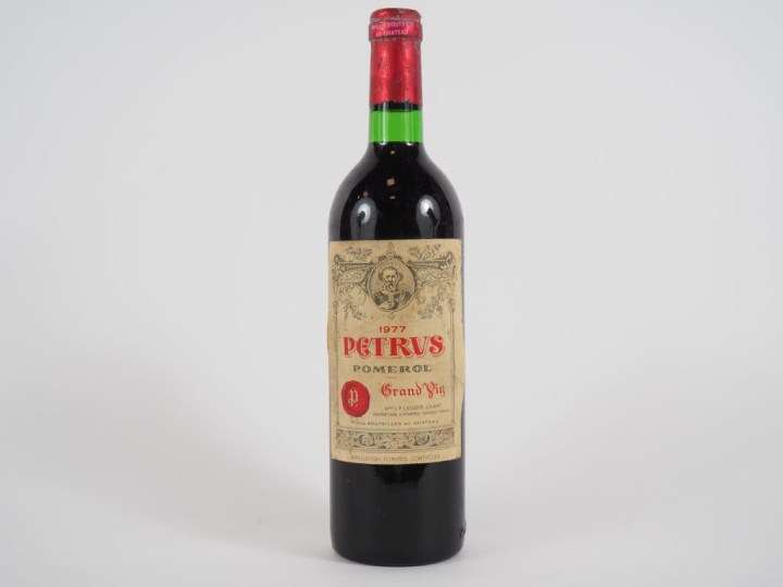 1 BOUTEILLE PETRUS POMEROL - 1977 - BG/EL DÉCOLLÉE/CAPSULE LÉGER SALE