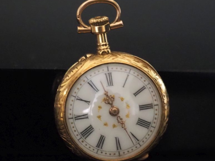 Montre de col Napoléon III de style Louis XV en or jaune 750.  Cadran 