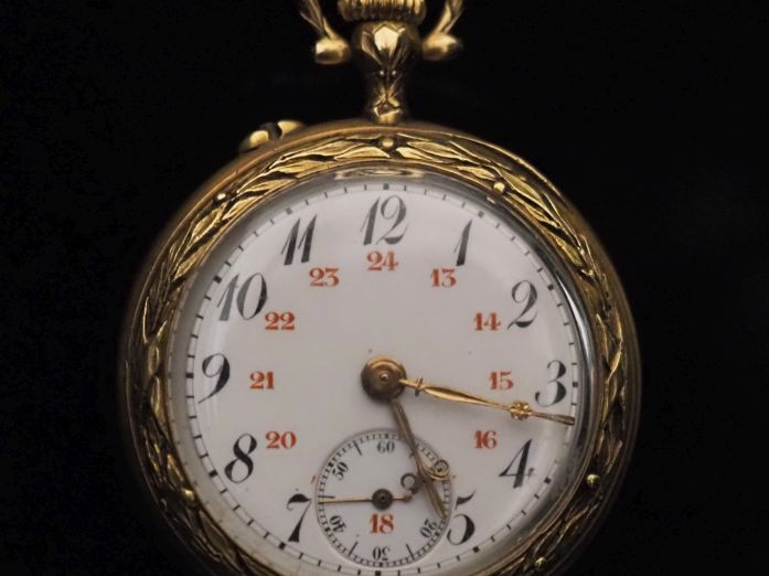 Ravissante montre de col Napoléon III en or jaune 750.  Cadran à chiff