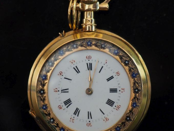 Montre de col Napoléon III en or jaune 750.  Cadran à chiffres romains