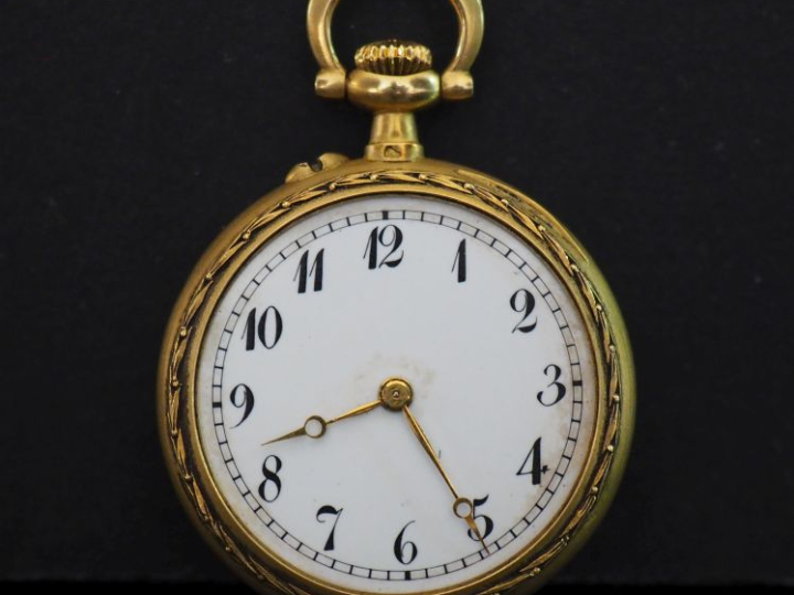 Montre de col Napoléon III de style Louis XVI en or jaune 750.  Cadran