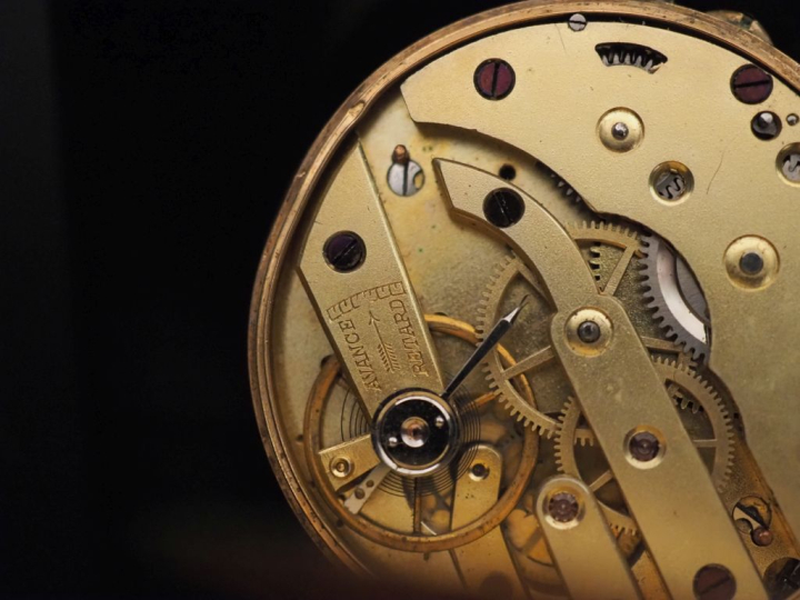 Montre de gousset en or jaune 750 et métal.  Cadran à chiffres arabes 