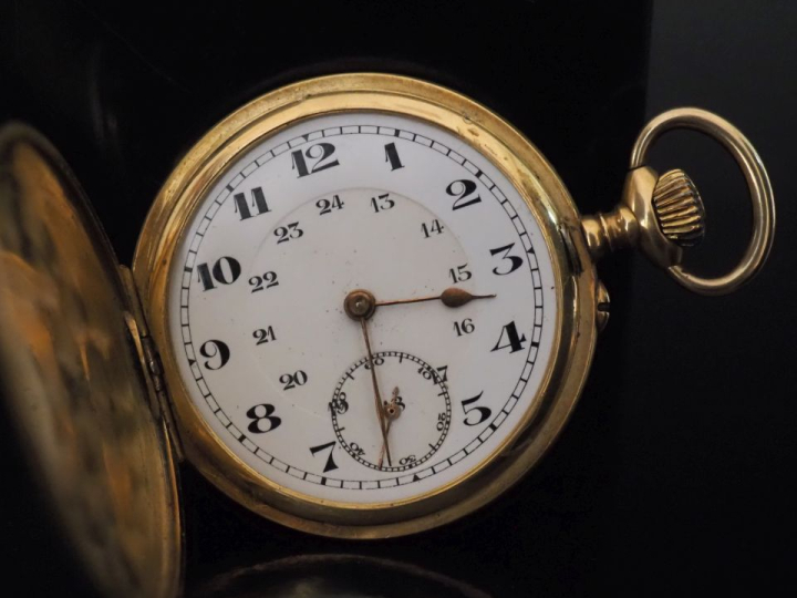 Montre savonnette aveugle en or jaune 750.  Cadran à chiffres arabes. 