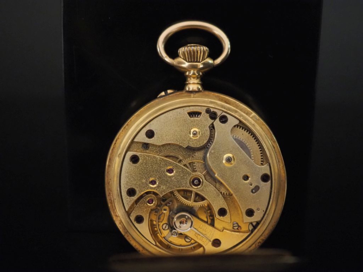 Montre savonnette aveugle en or jaune 750.  Cadran à chiffres arabes. 