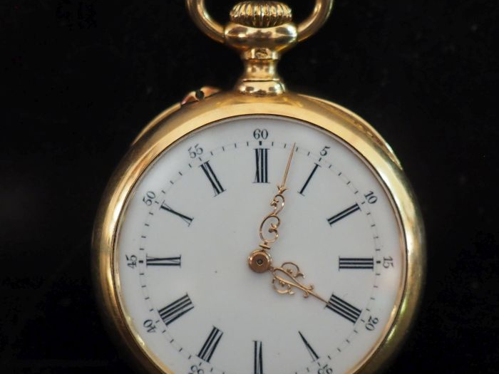 Montre de col en or jaune 750.  Cadran à chiffres romains pour les heu