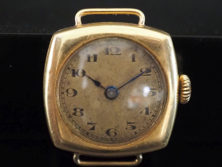 Boitier de montre en or jaune 750.  Cadran rond à chiffres arabes pour
