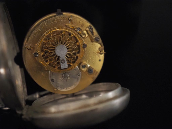 Ensemble comprenant :  - une montre de gousset dite "oignon" en argent