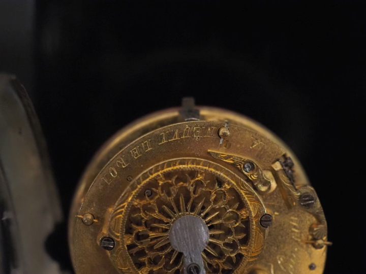 Ensemble comprenant :  - une montre de gousset dite "oignon" en argent
