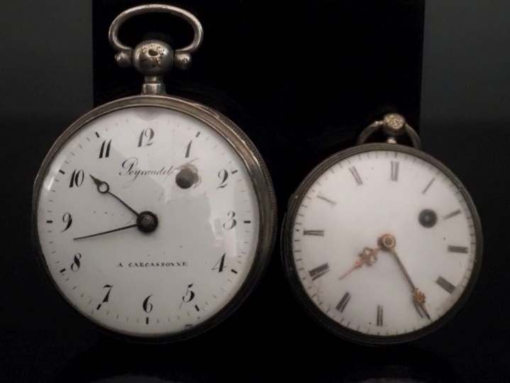 Ensemble comprenant :  - une montre de gousset à coq en argent.  Cadra